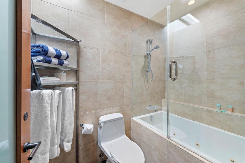 Deluxe PCH Queen Room [North Building] image 3