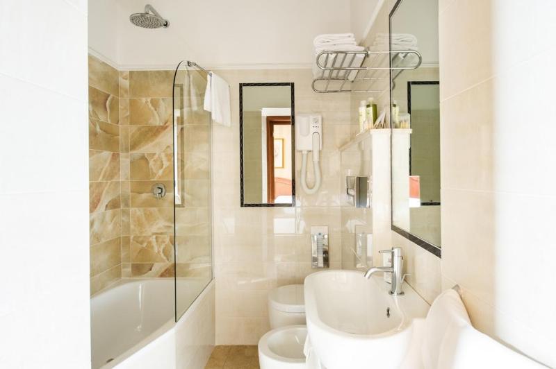 Comfort Triple Room image 4