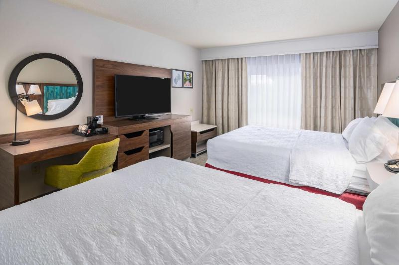 Room with Two Queen Beds - Non-Smoking image 4