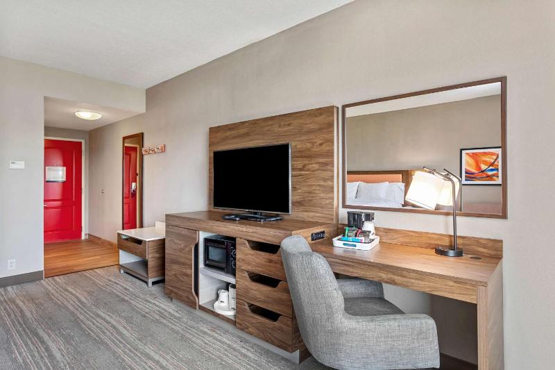 King Room with King Bed - Non-Smoking image 1