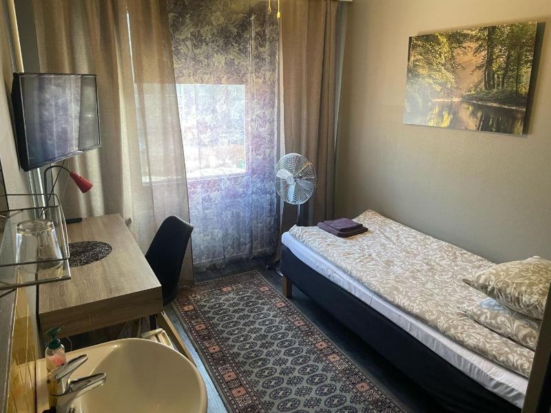 Single Room with Shared Bathroom image 1