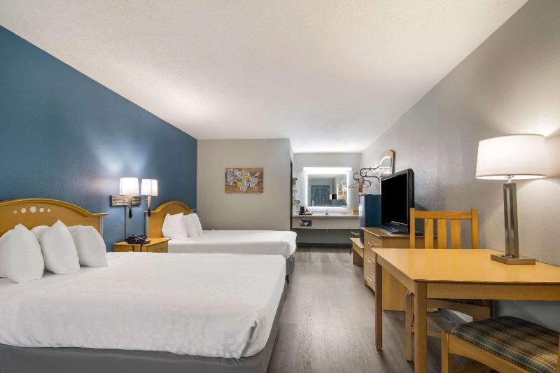 Queen Room with Two Queen Beds - Higher Floor image 4