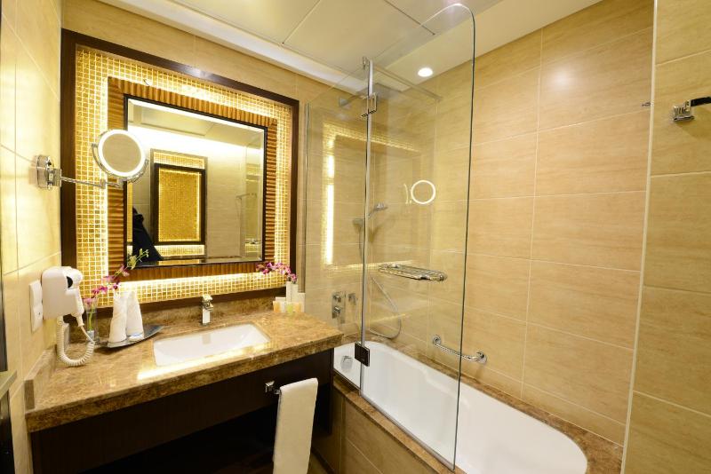 Standard King Room image 4