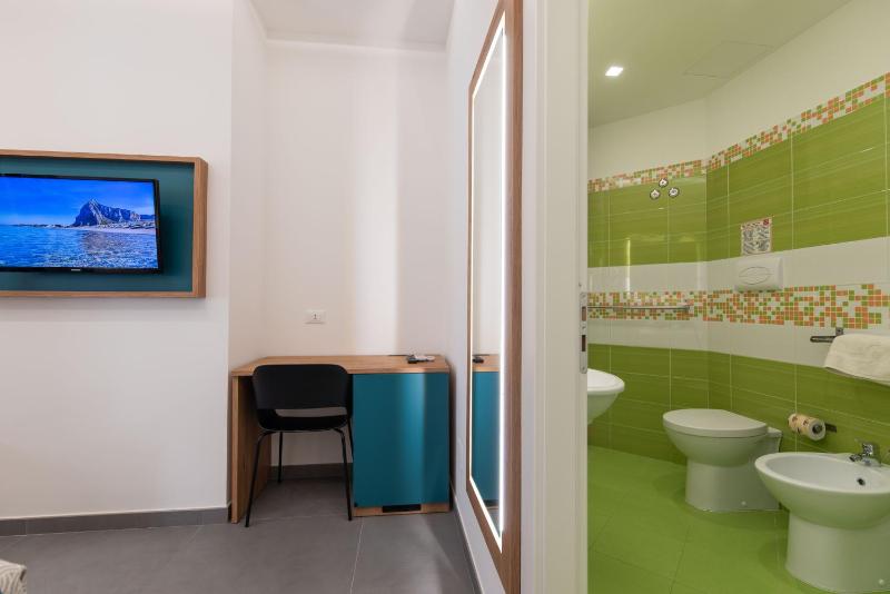 Double Room with Patio image 4