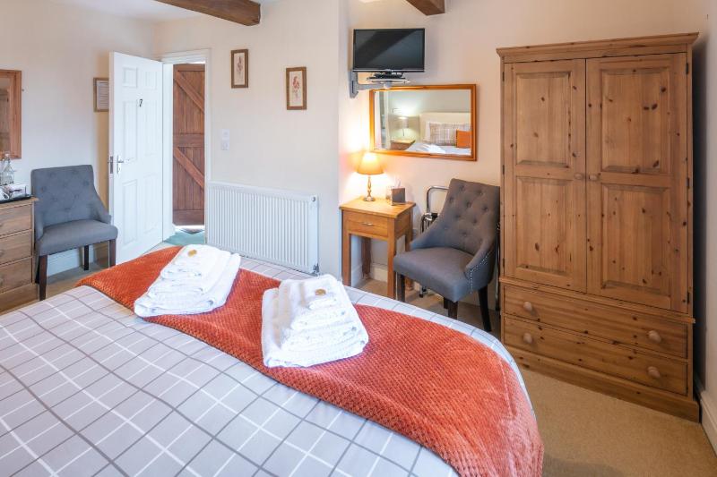 King Double or Twin Room - Ground Floor image 4