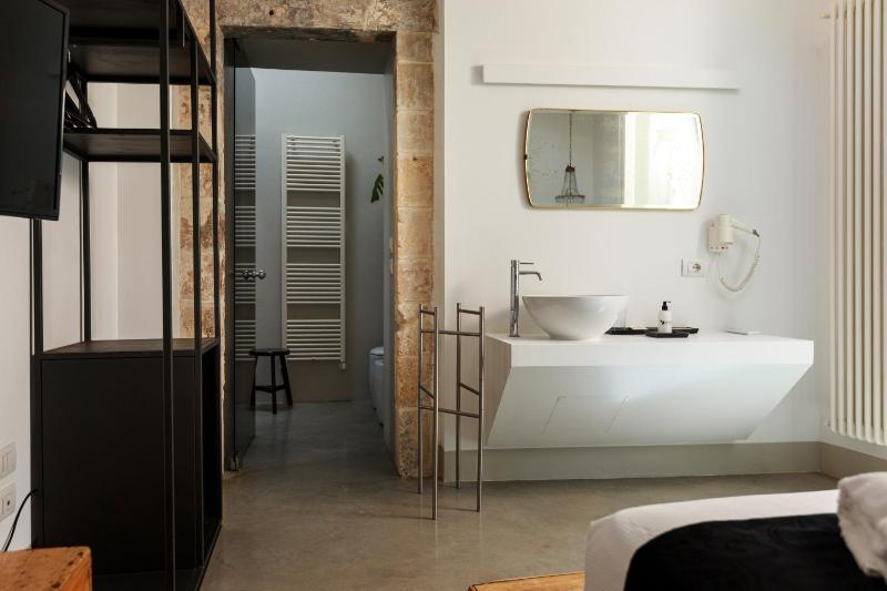 Standard Double Room image 3