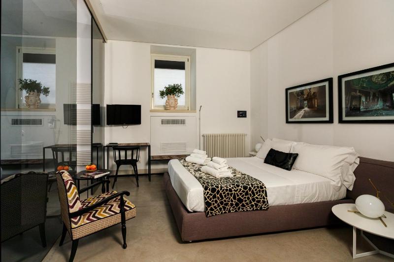 Large Double Room image 4