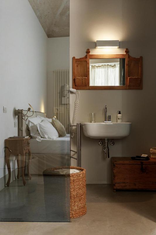 Double Room with Balcony image 4