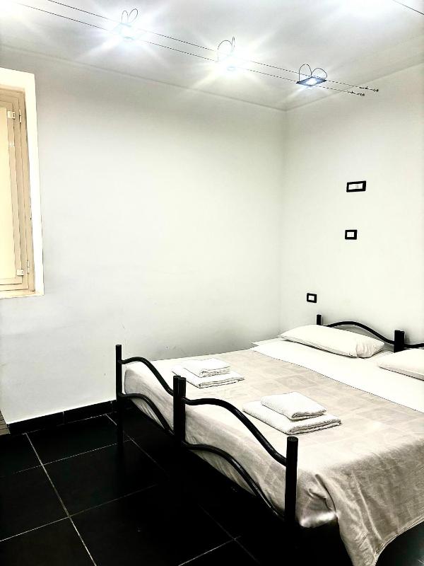 Budget Double Room image 4