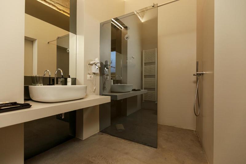 Double Room with Balcony image 2