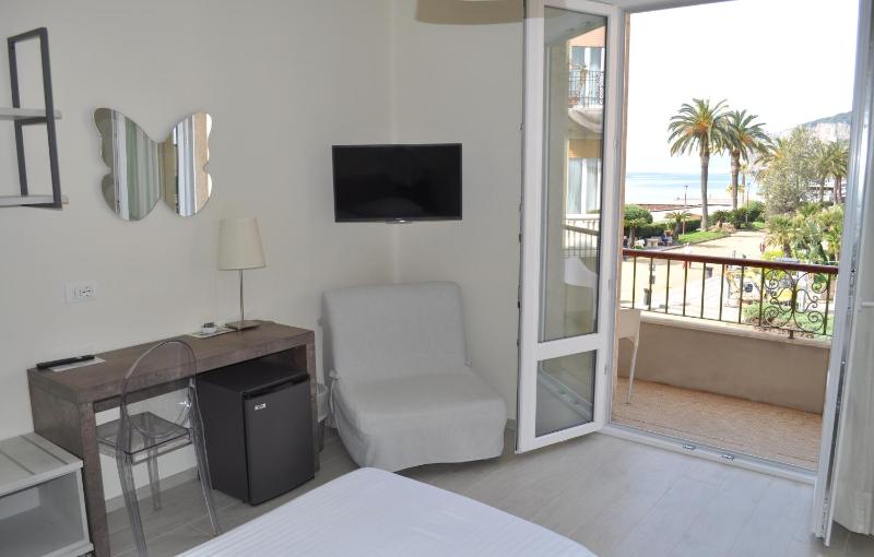 Double or Twin Room with Balcony and Lateral Sea View image 2