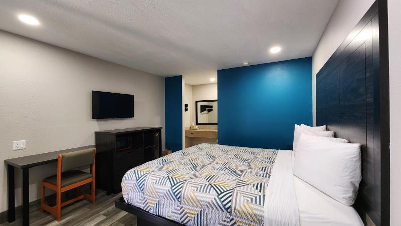 Queen Room - Disability Access image 2