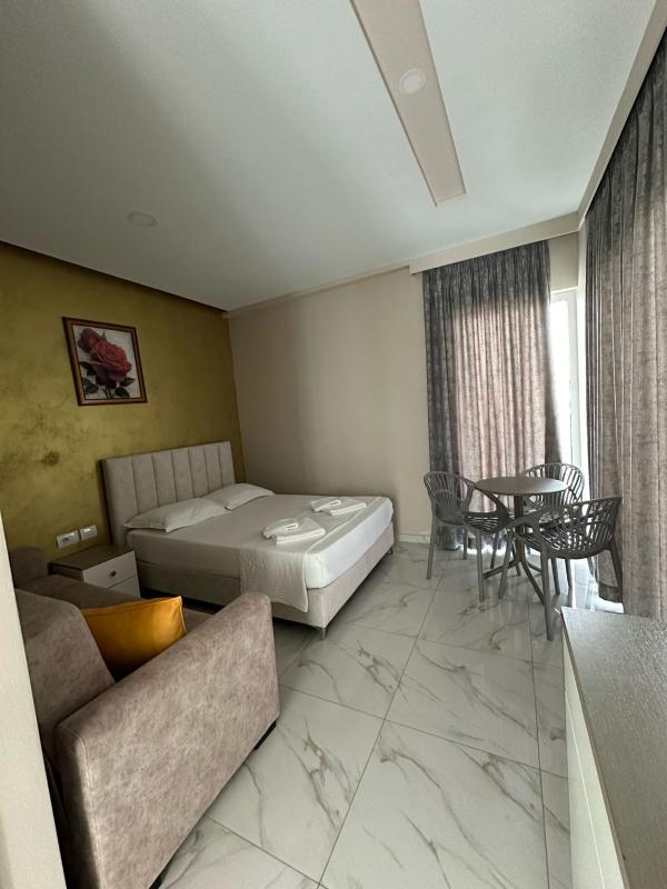 Double Room with Balcony image 2