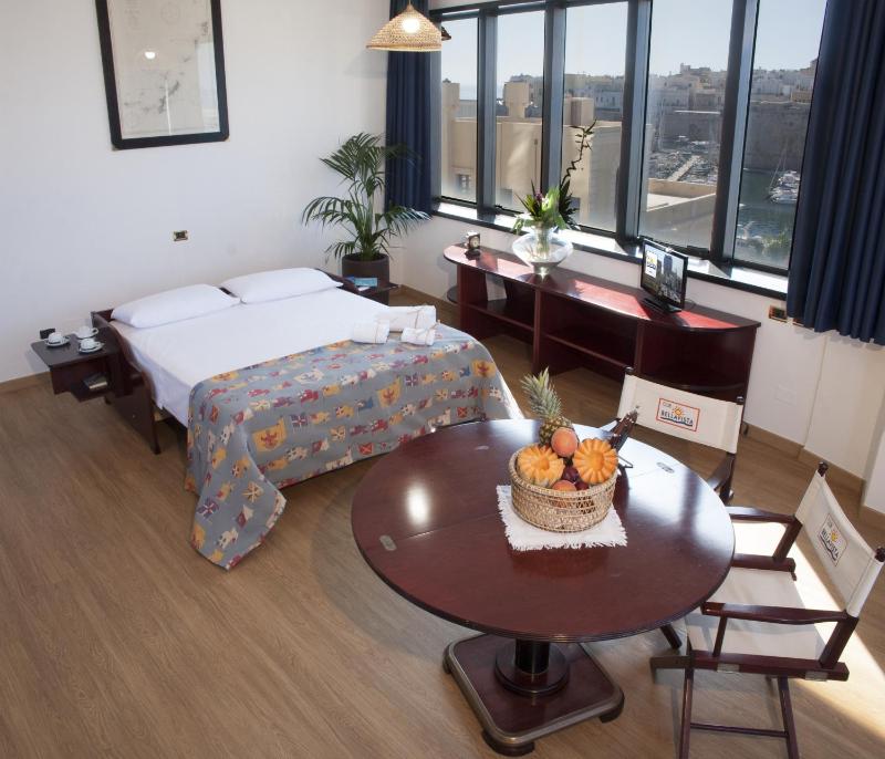 Standard Triple Room image 4