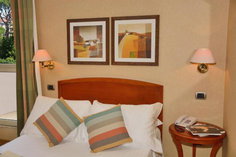 Economy Double Room image 3