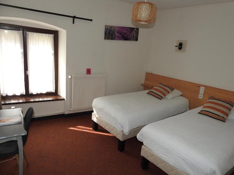 Twin Room with City View image 2