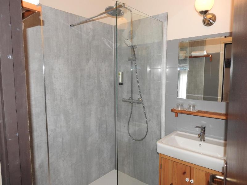 Twin Room with City View image 1