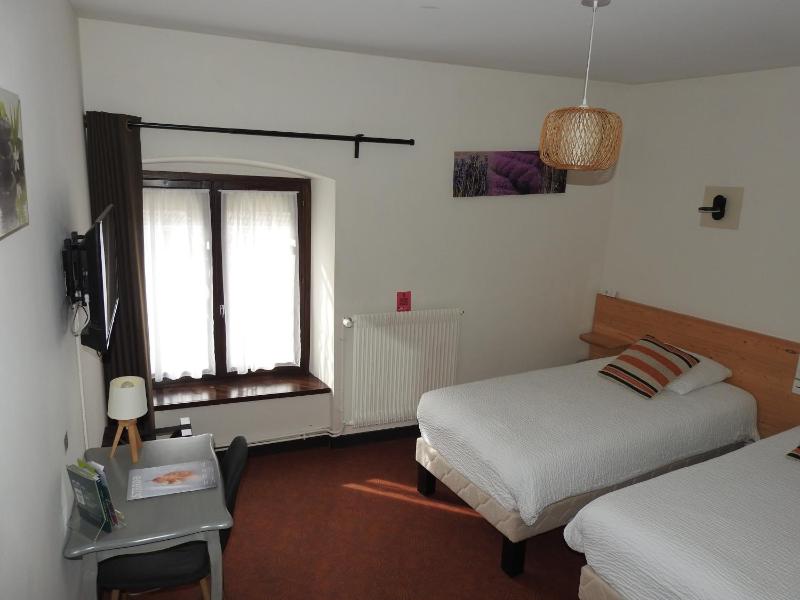 Twin Room with City View image 3
