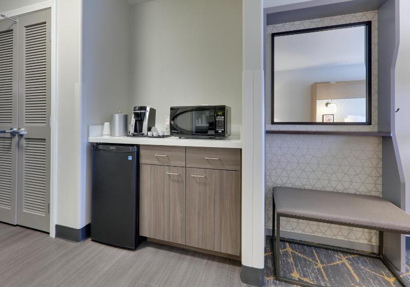 Standard King Room image 2