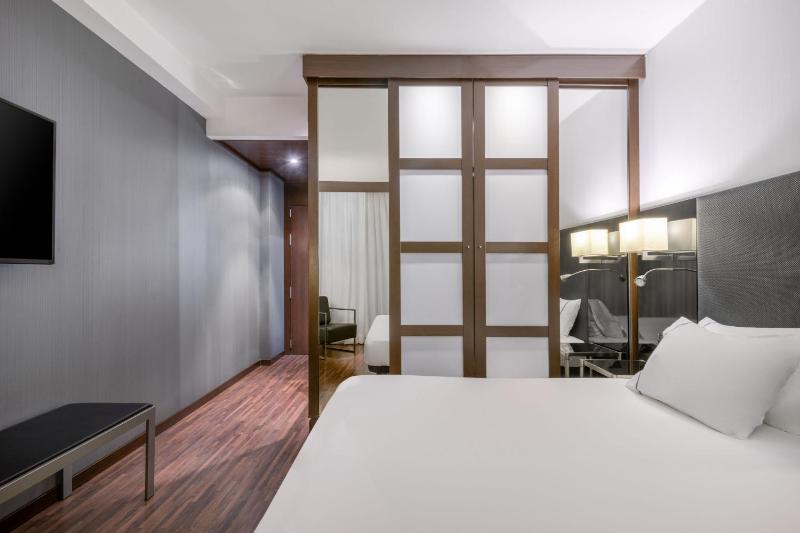 Standard Plus King Room, Guest room, 1 King image 4