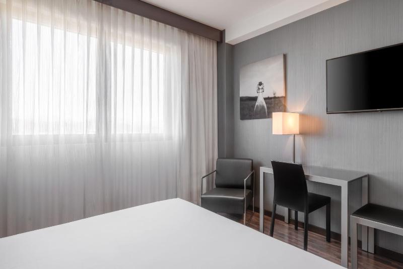Standard King Room, Guest room, 1 King image 3