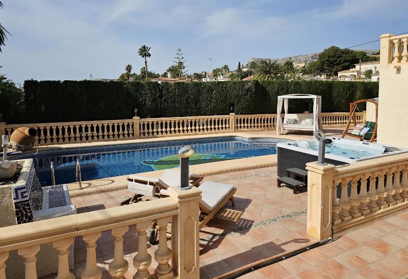 Luxury Villa - pool, hot tub, aircon, TVs, home cinema, office, Gbit Internet, sports equipment, car Images