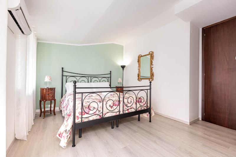 Double Room with Balcony image 3