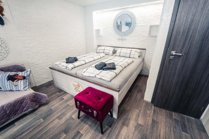 Deluxe King Room image 2