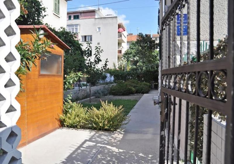 Apartment Lina near beach&Old town - image 12