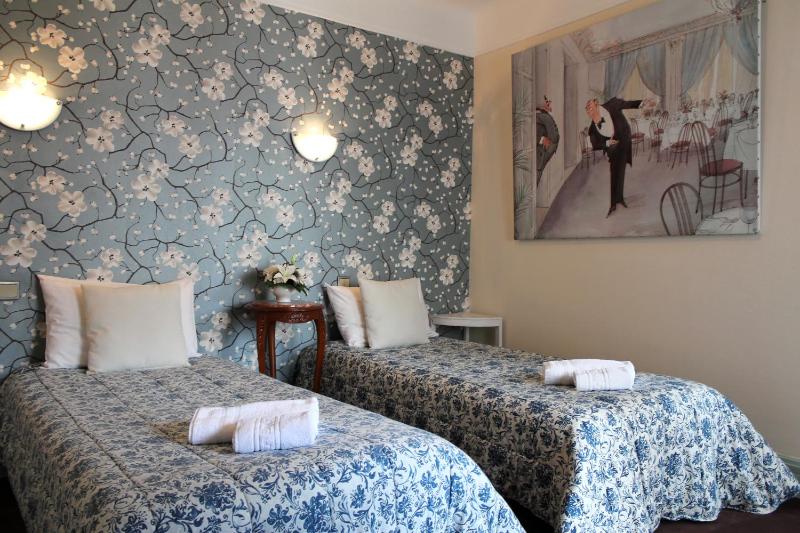Twin Room image 3