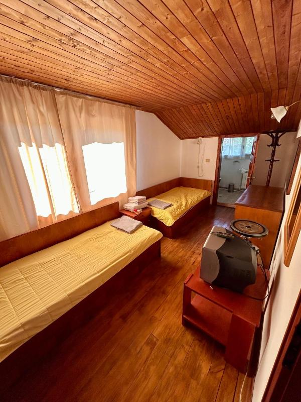 Standard Triple Room image 2