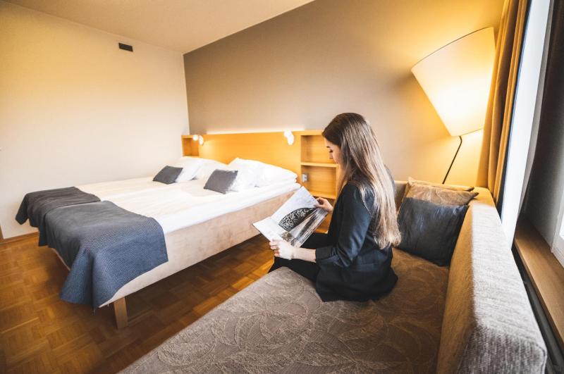 Superior Twin, Lake view with Balcony image 3