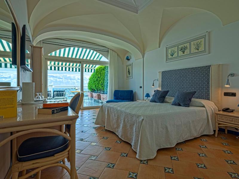 Junior Suite with Sea View (2 Adults) image 3