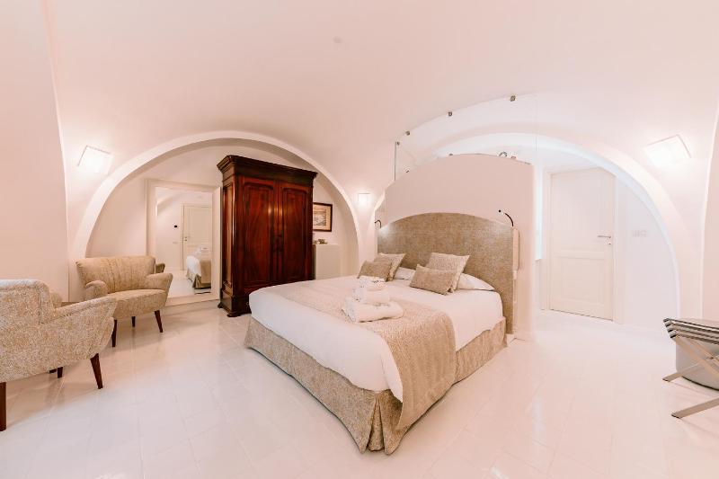 Deluxe Room image 4