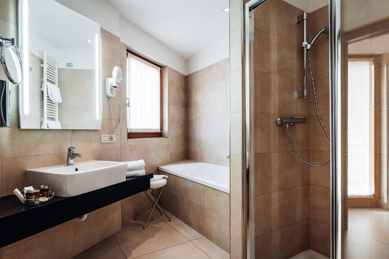 Junior Suite with Spa Bath image 3