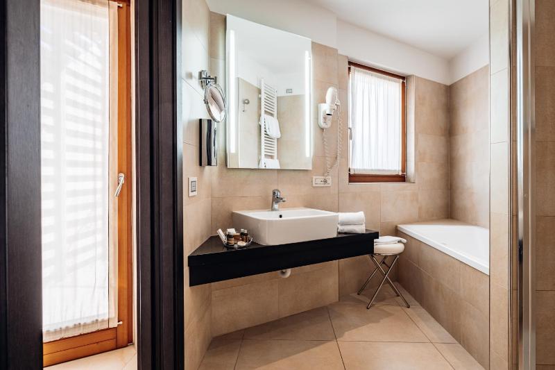 Junior Suite with Spa Bath image 2