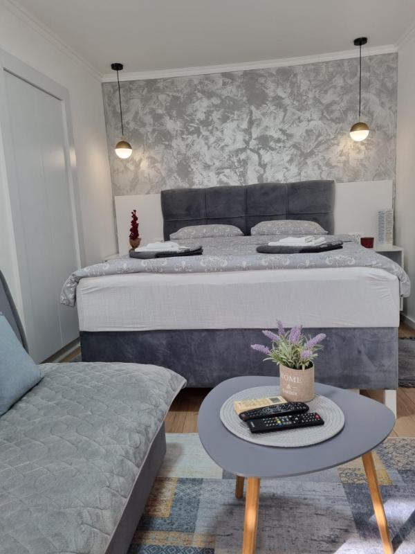 King Studio with Sofa Bed image 4