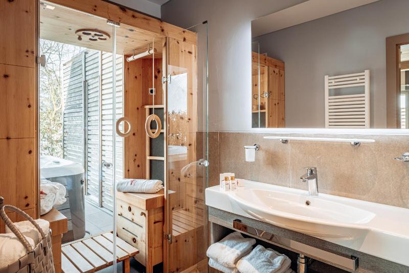 Junior Suite with Private Sauna and Hot Tub image 4