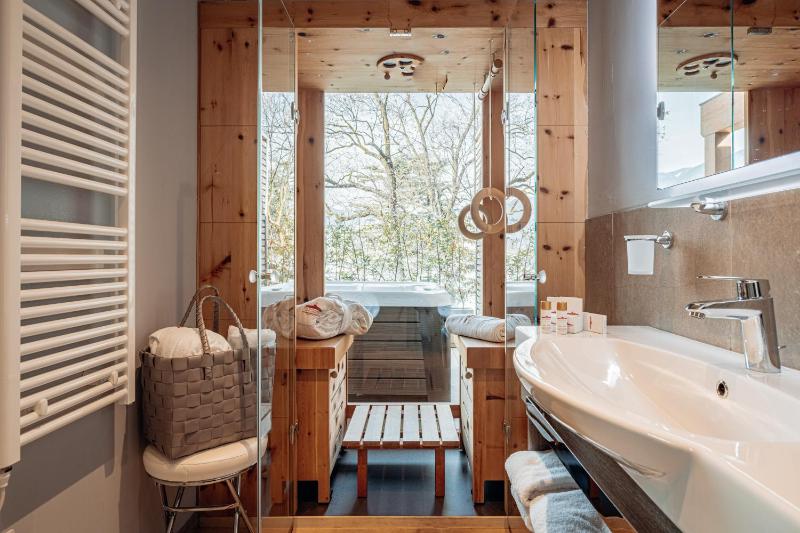 Junior Suite with Private Sauna and Hot Tub image 3