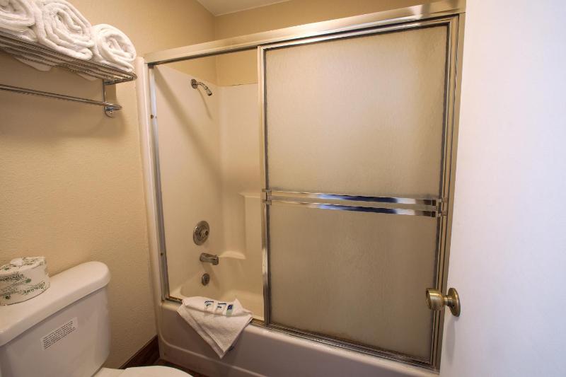 King Room - Non-Smoking image 3