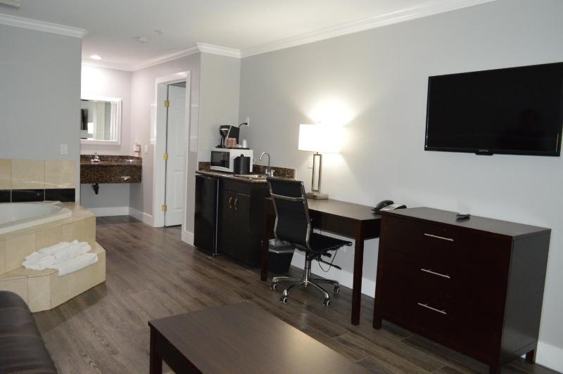 King Suite with Spa Bath image 3