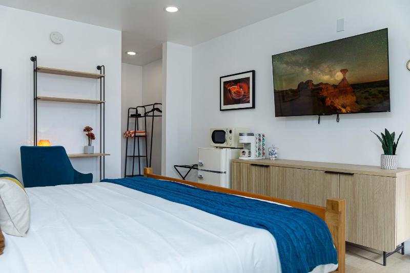Standard King Room image 4