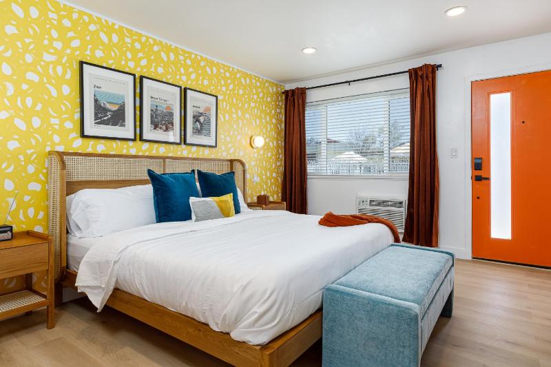 Standard King Room image 1