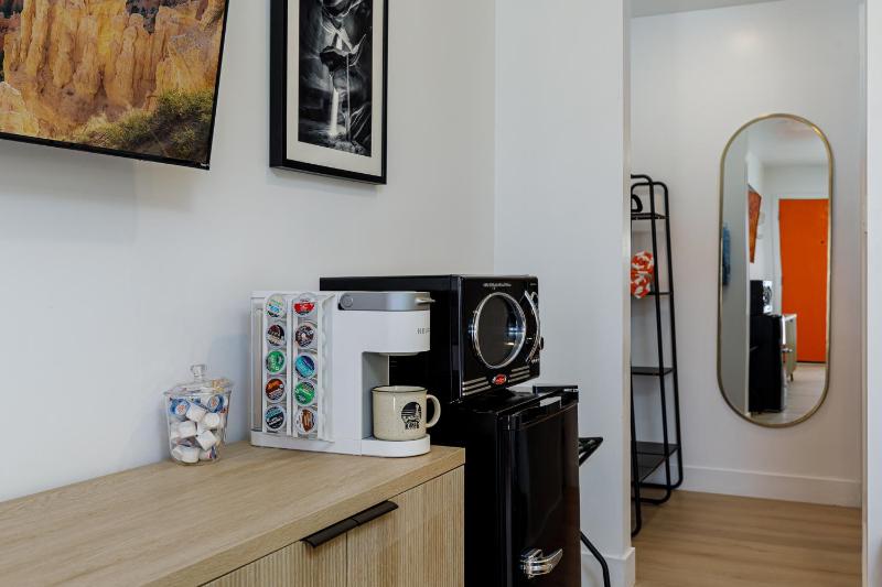 Standard King Room image 2