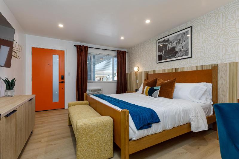 Deluxe King Suite image 1