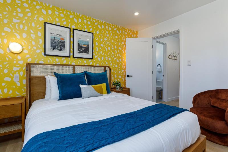 Deluxe King Suite image 4