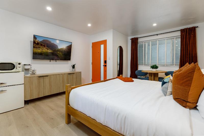 Deluxe King Suite image 1