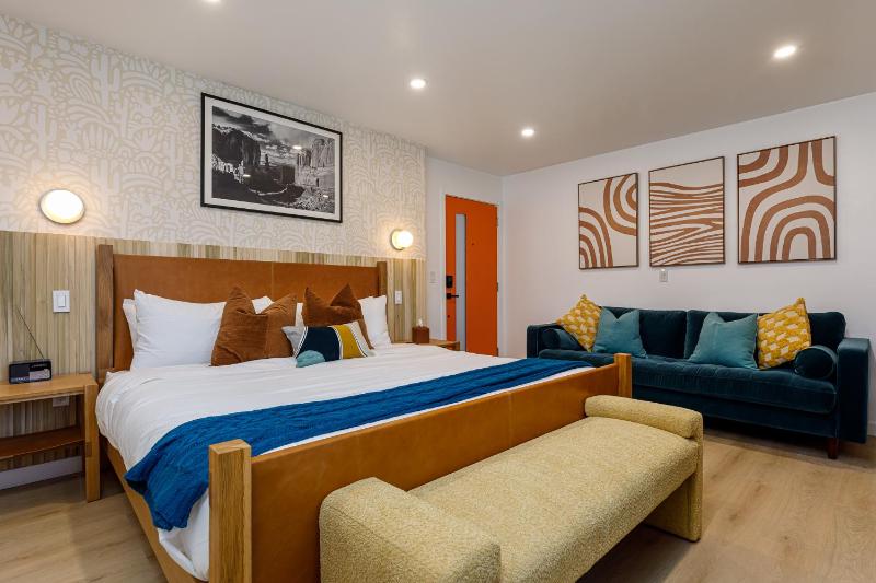 Deluxe King Room image 1