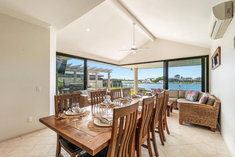 Nirvana Waters - Absolute Waterfront Escape with Private Pontoon & Pool - Holiday Yamba - image 7