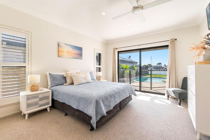 Nirvana Waters - Absolute Waterfront Escape with Private Pontoon & Pool - Holiday Yamba - image 6
